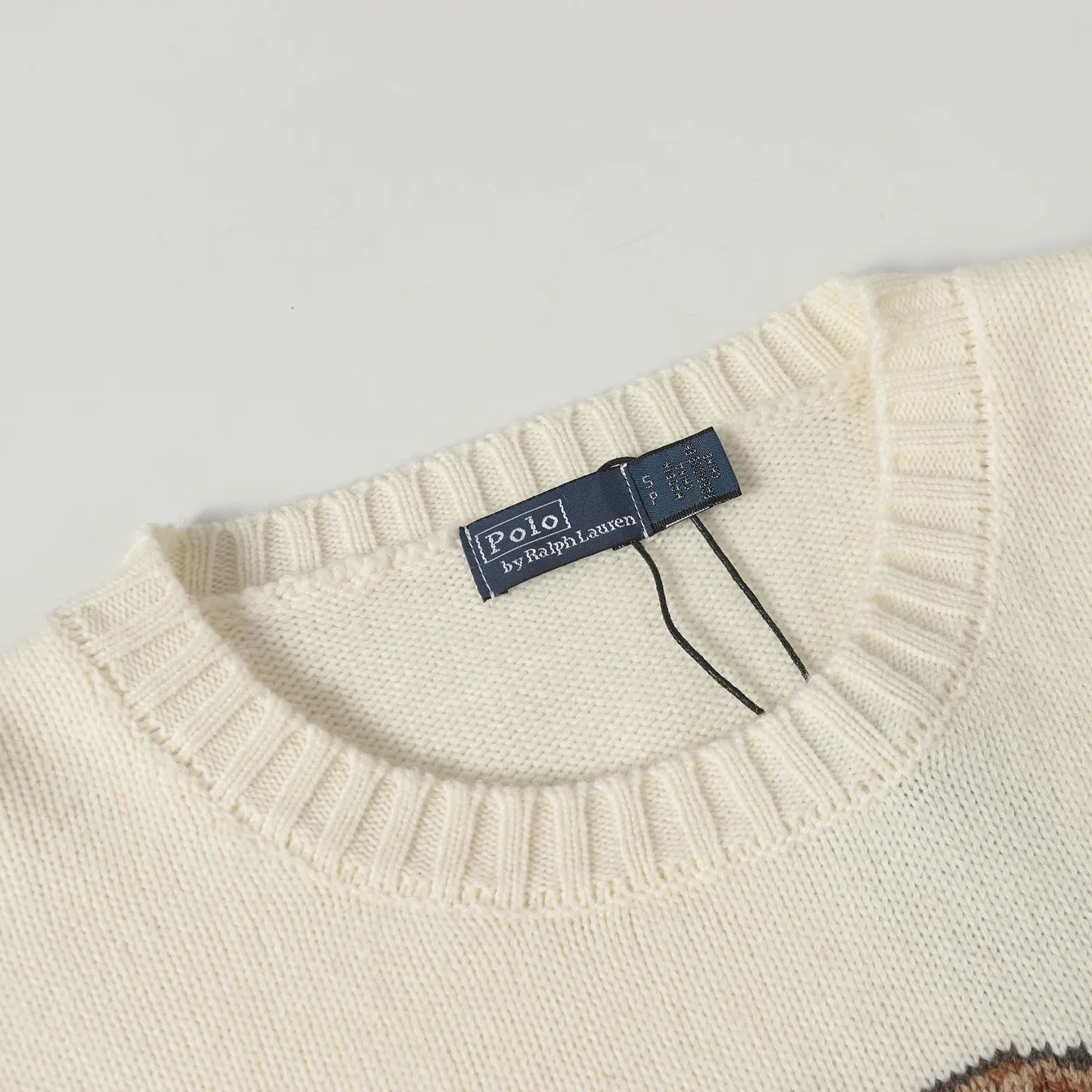 P470 [Wool] Original high-end quality Ralph lauren pol* 2026 early spring latest series! New Year's limited edition bear embroidered sweater, wool blend, soft and comfortable, super warm in autumn and winter! The little bear is wearing a red buttoned jacket and holding a red envelope. It is full of details and full of festive atmosphere. The classic round neck design is casual and versatile, and can be easily worn by both men and women. It is suitable for holiday gifts or daily wear. Exquisite craftsmanship + interesting design make it easy to create a festive look ✨. 3️⃣Personal color! S-M-L3️⃣ code!